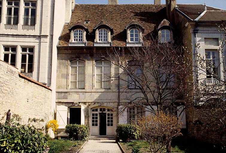 Deuxième corps de bâtiment entre cour et jardin : façade sur jardin