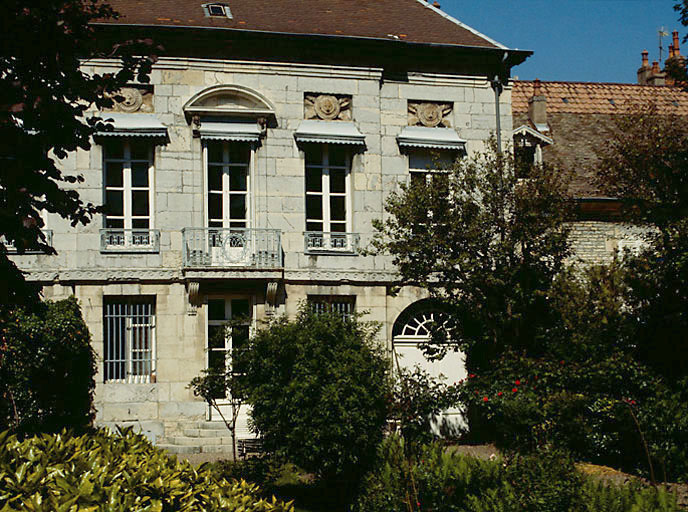 Deuxième de corps de bâtiment entre cour et jardin : façade sur jardin