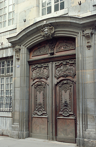 Façade sur rue : portail