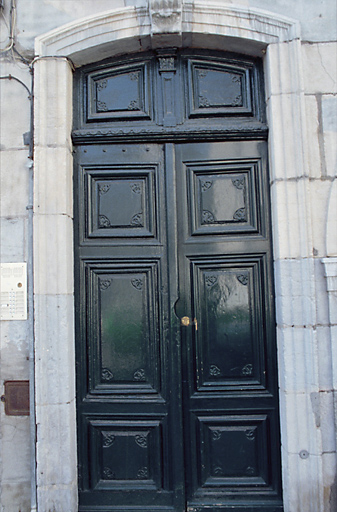 Façade sur rue : porte