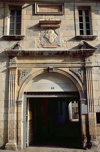 Façade sur rue : portail