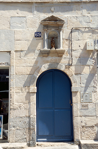 Porte et niche