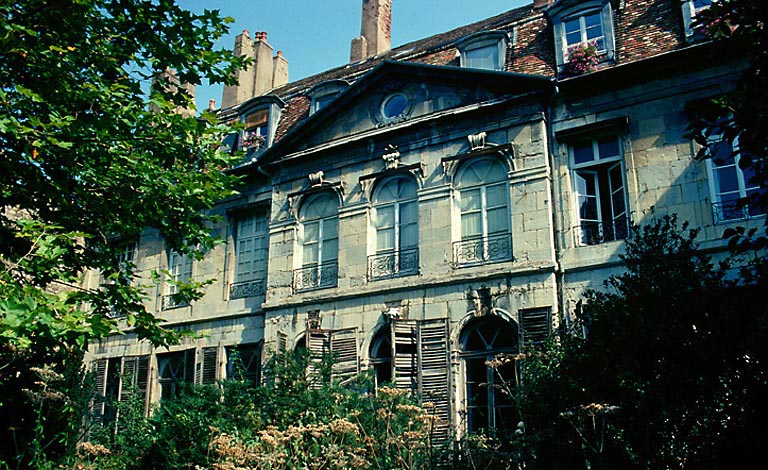 Corps de logis entre cour et jardin : façade sur jardin