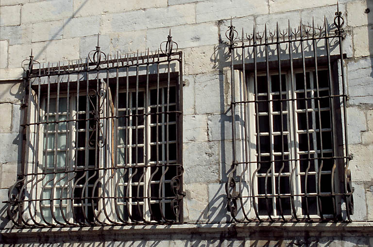 Façade sur rue ; fenêtre : grille