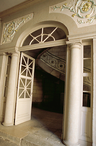 Allée cochère : passage vers le grand escalier