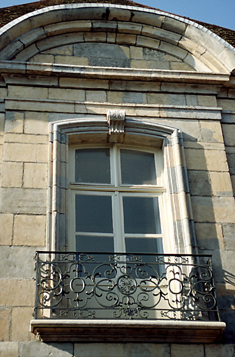 Façade sur rue et grille