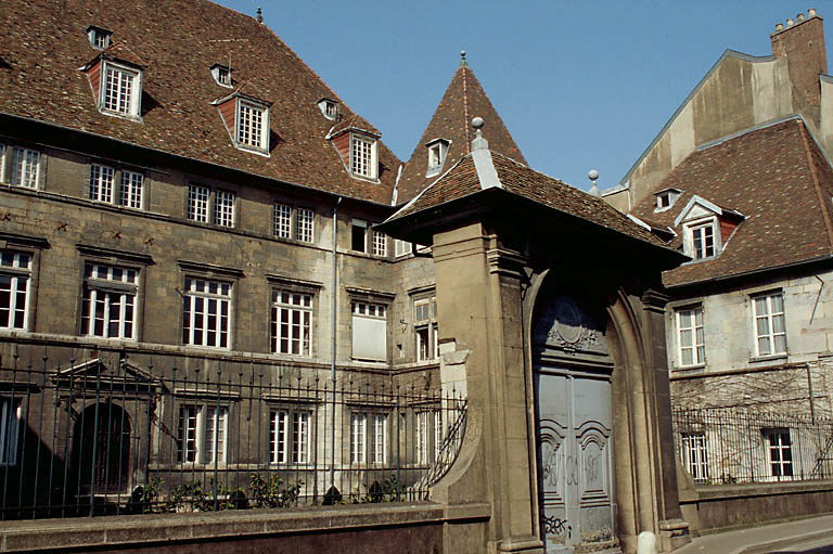 Façades sur cour et portail sur rue