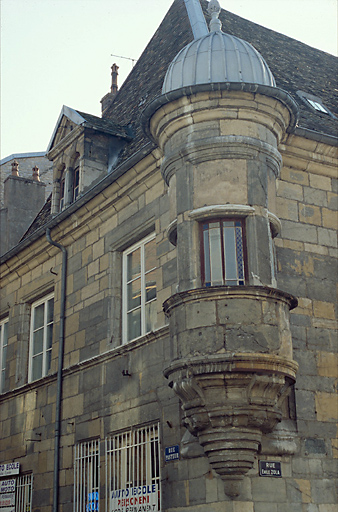 Façade sur rue et échauguette