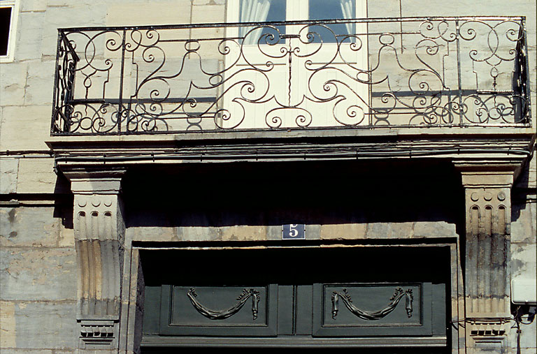 Façade sur rue : balcon