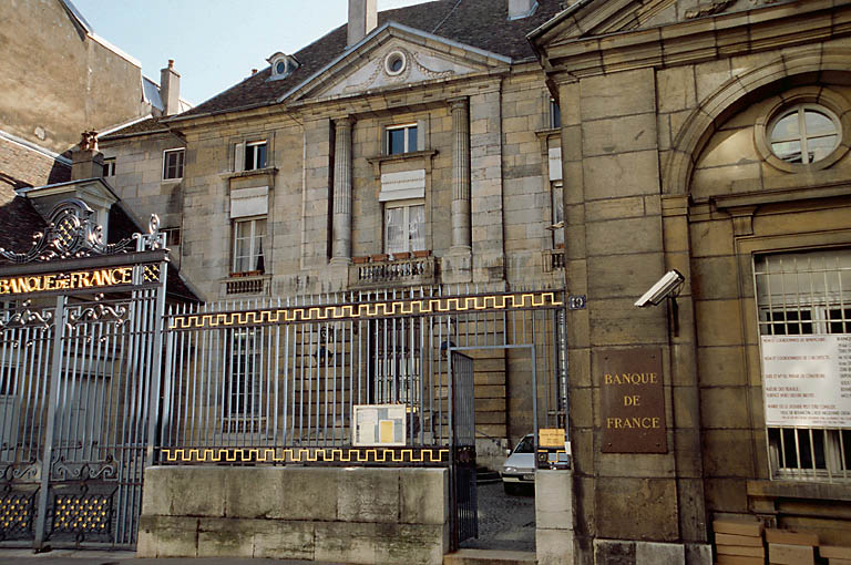 Façades sur cour et sur rue avec portail