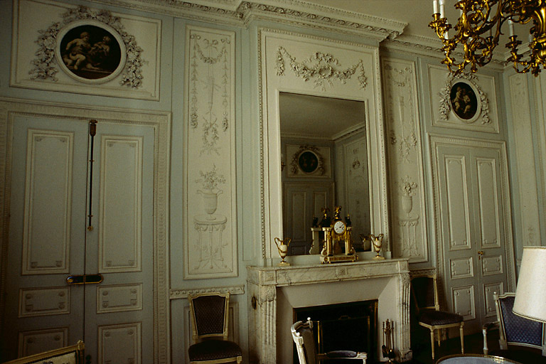 Salon : lambris et cheminée