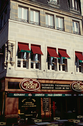 Façade sur la place