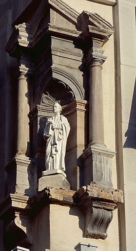 Façade sur la place : niche