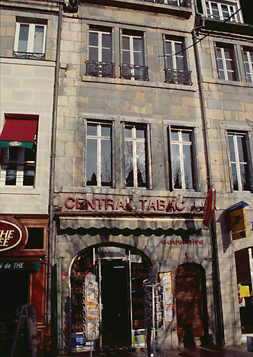 Façade sur la place