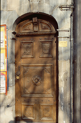 Façade sur la place : porte