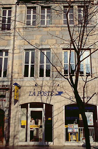 Façade sur la place