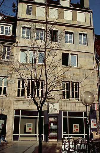 Façade sur la place