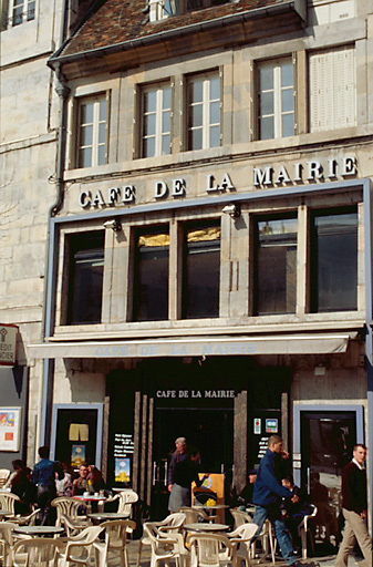 Façade sur la place