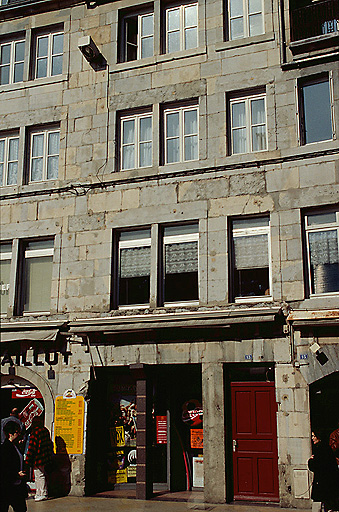 Façade sur la place