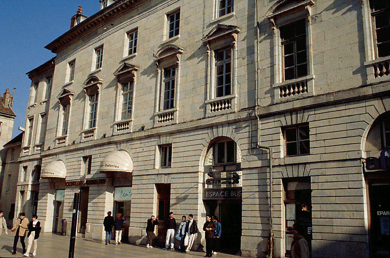 Façades sur la place