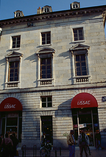 Façade sur la place