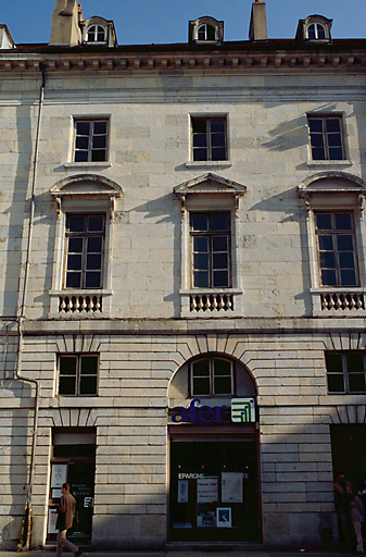 Façade sur la place