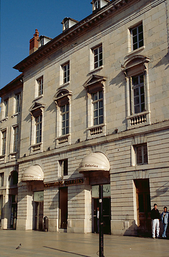 Façade sur la place