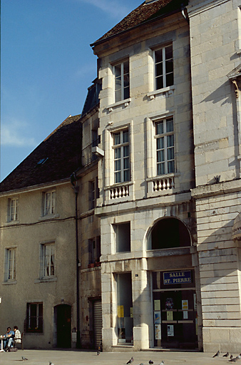 Façade sur la place