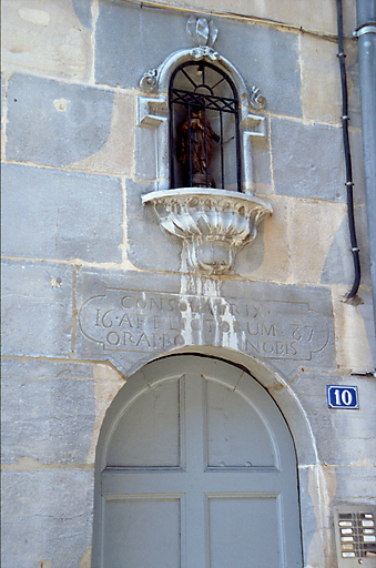 Façade sur rue : porte et niche