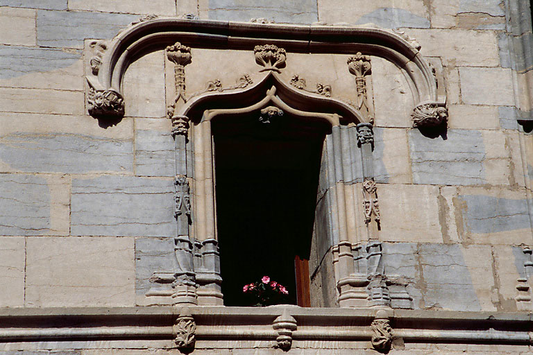 Façade sur rue : fenêtre