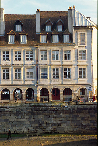 Façades sur le quai