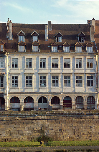 Façades sur le quai