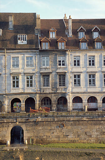 Façades sur le quai