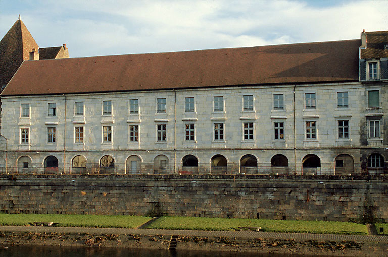 Façades sur le quai