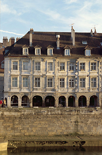 Façades sur le quai