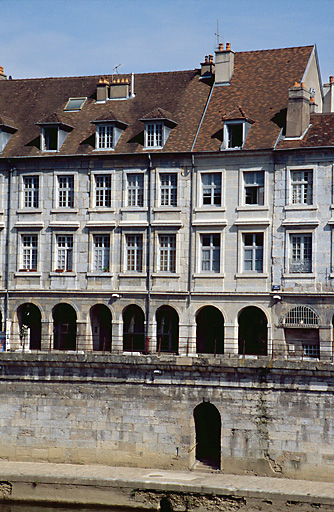 Façades sur le quai