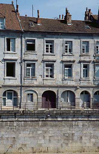 Façade sur le quai