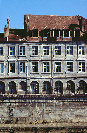 Façade sur le quai