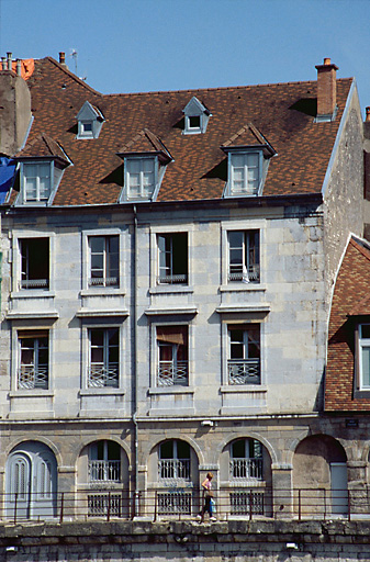 Façade sur le quai