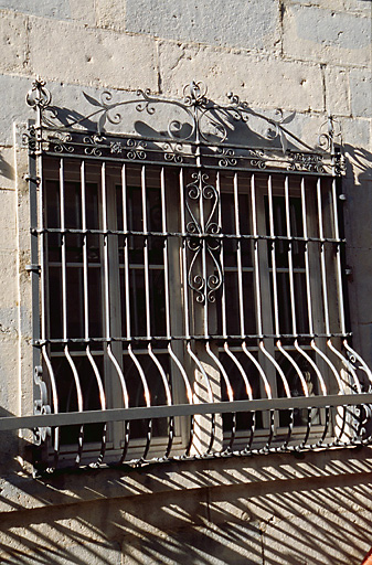 Façade sur rue : fenêtre : grille