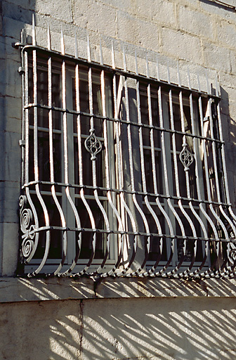 Façade sur rue ; fenêtre : grille