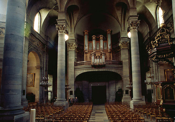 Nef vue du choeur et buffet d'orgues