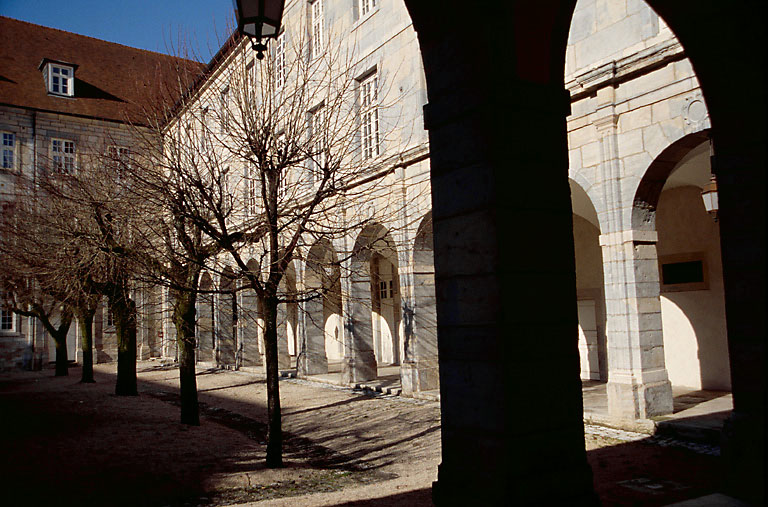 Cour des classes : galeries