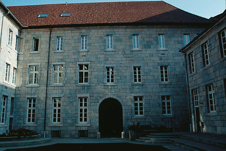 Cour du pensionnat ; cour sud