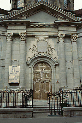 Façade antérieure : portail