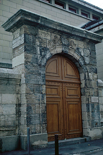 Portail de l'ancien couvent rue du Lycée