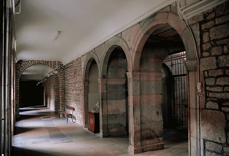 Cloître ; rez-de-chaussée : galerie nord et arcades du grand escalier