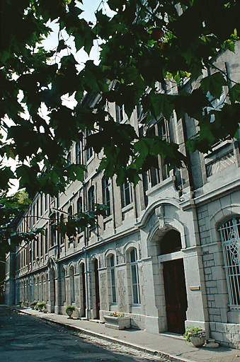 Façade sur la cour de récréation