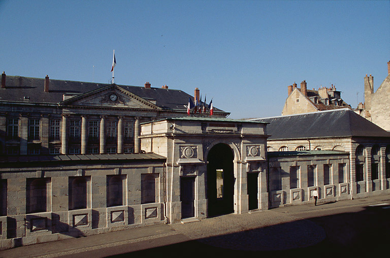 Façades sur cour et sur rues