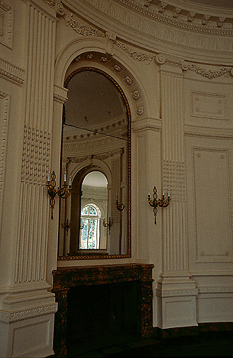 Salon oval : cheminée